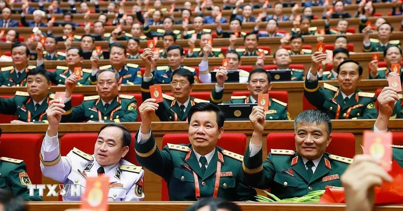 各位代表表决通过越共十四大决议。