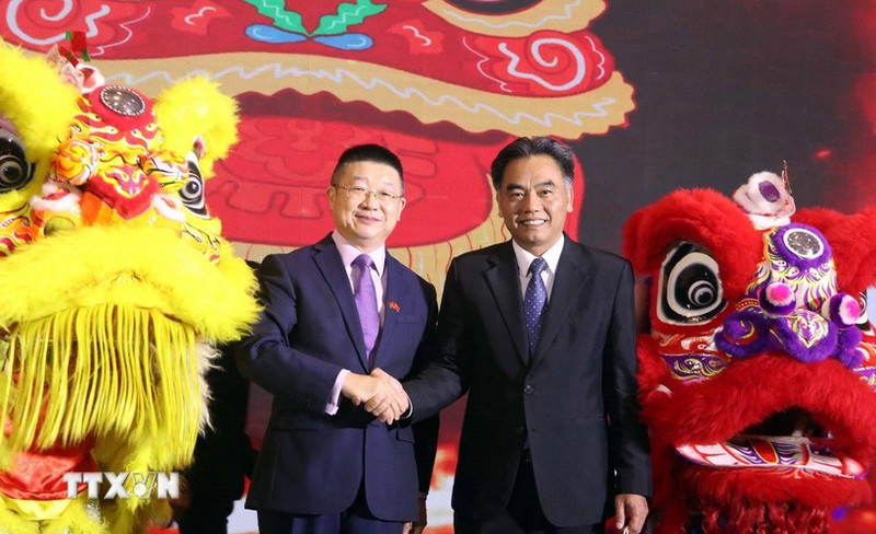 胡志明市人民委员会常务副主席阮禄河（右）与中国驻胡志明市总领事唐立。