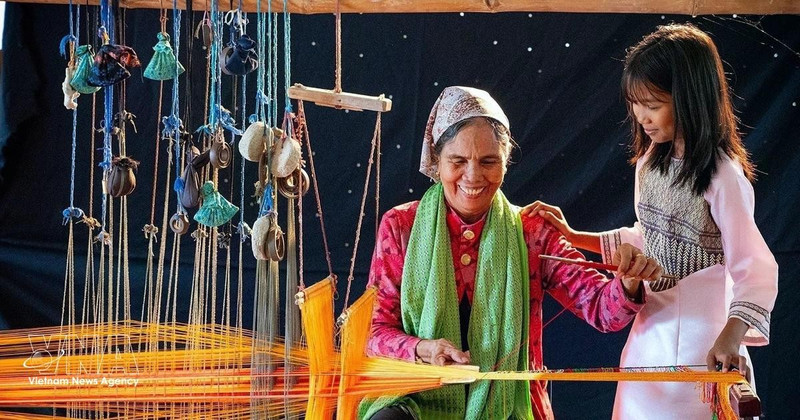 庆和省美业乡居民坚持传承传统手艺，并将占族土锦编织工艺打造成中部地区独具特色的文化象征。（图片来源：越通社）