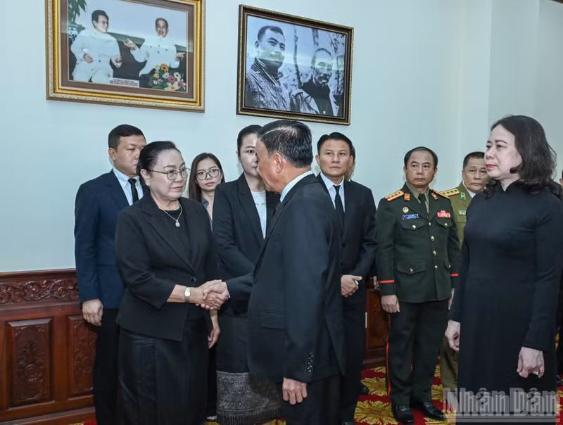 越共中央书记处常务书记陈锦秀与老挝驻越南大使馆干部人员致以慰问。