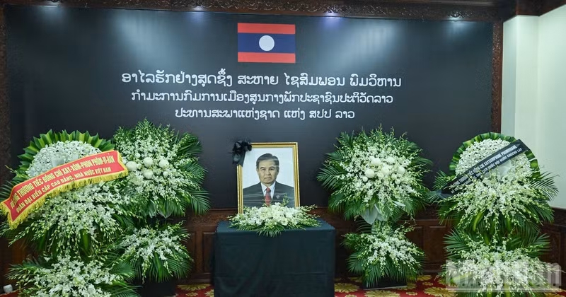 老挝国会主席赛宋蓬·丰威汉吊唁仪式在老挝驻越南大使馆隆重举行。