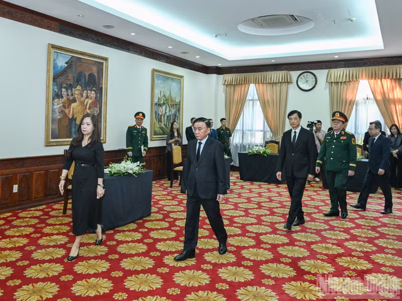 由越共中央书记处常务书记陈锦秀率领的越南党和国家高级代表团前往老挝驻越南大使馆吊唁老挝国会主席赛宋蓬·丰威汉逝世。