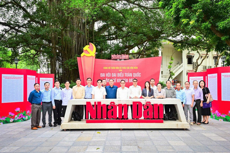 老挝新闻传媒管理干部代表团在越南《人民报》合影留念。