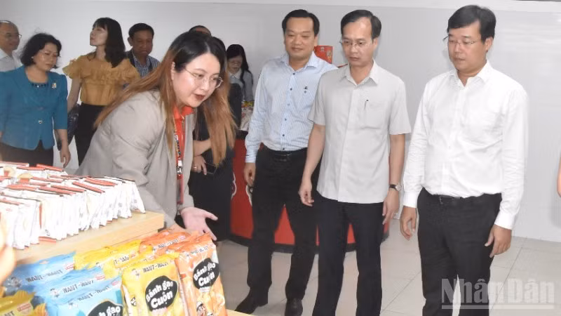 同塔省领导参观考察该省企业。