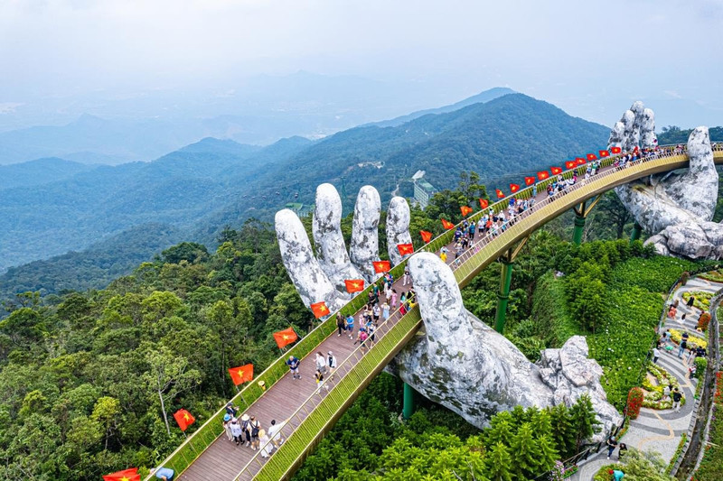 岘港市金桥。