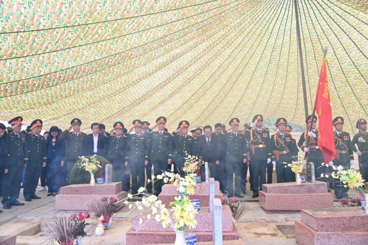 援老越南志愿军和专家烈士追悼会和安葬仪式在奠边省举行。