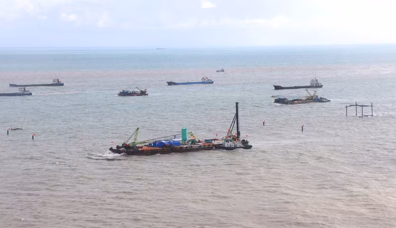 各施工单位正在加快推进薯岛两用综合港口项目的建设进度。