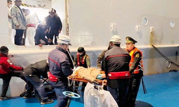 迅速将突发中风的外国游客送岸就医。