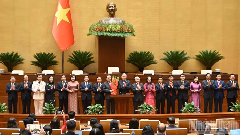 越共中央总书记苏林向国会主席陈青敏、国会副主席及国会常务委员会委员送花祝贺。