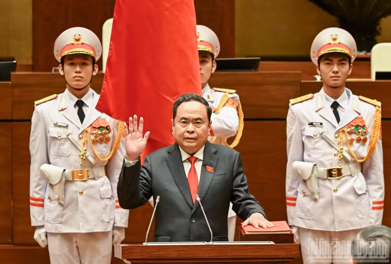 越南第十六届国会主席陈青敏宣誓就职。