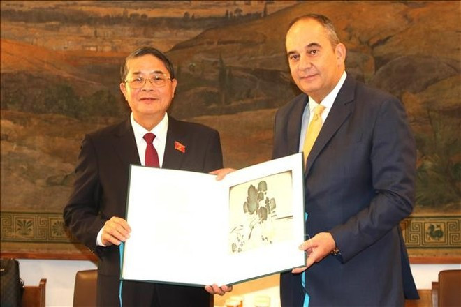 国会副主席阮德海与希腊议会第一副议长普拉基奥塔基斯。（图片来源：越通社）