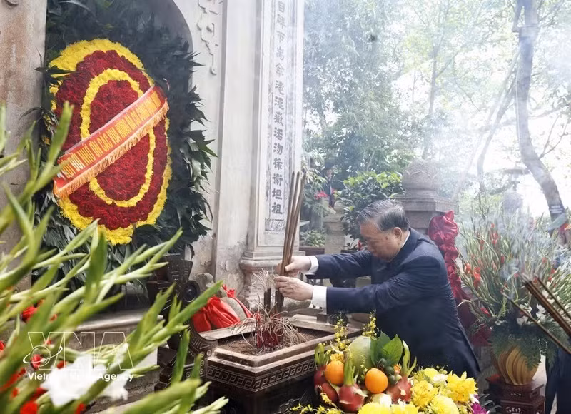 越共中央总书记、国家主席苏林在雄王陵进香、献花缅怀。（图片来源：越通社）