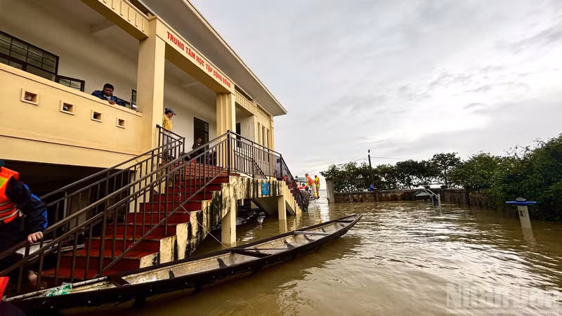 房屋被洪水严重淹没，人们已经连续多日来到延生乡盖亚村社区学习中心避难。