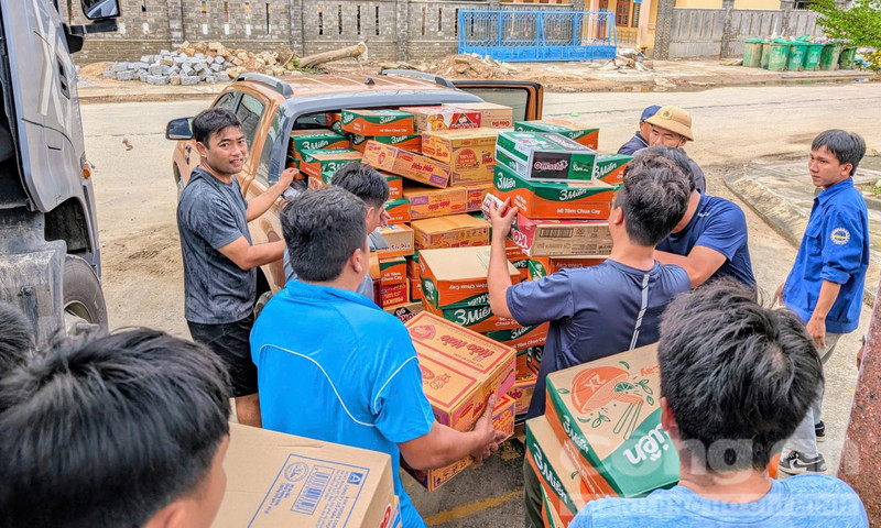 胡志明市人民积极参与救灾工作。