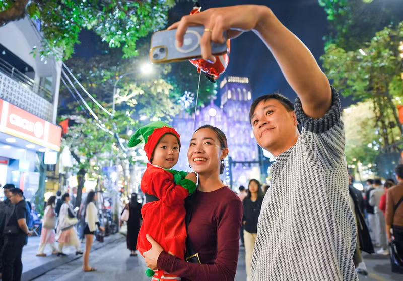 一家人在河内大教堂前面合影留念。