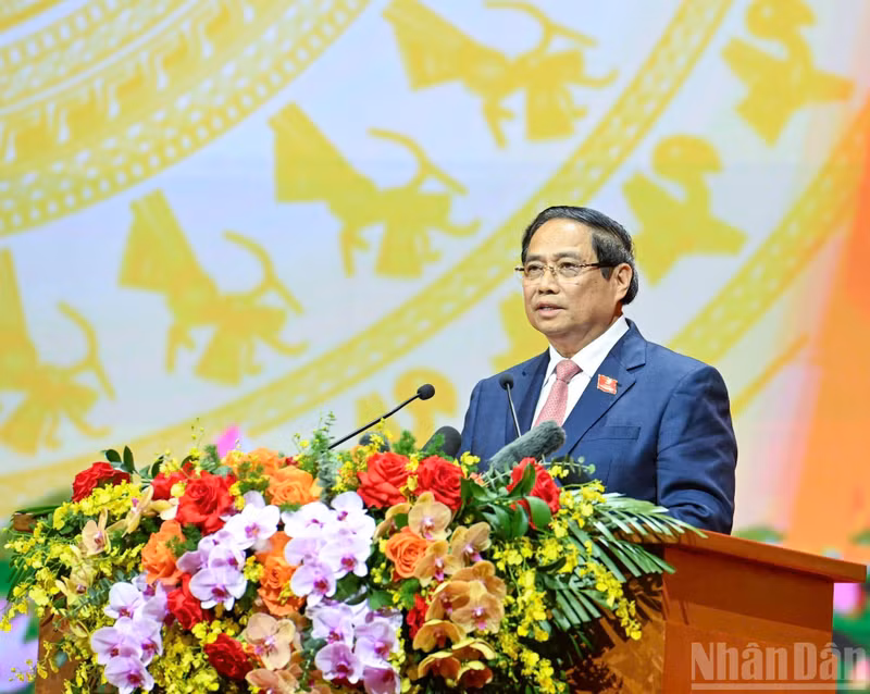 政府党委书记、政府总理范明正在大会上致开幕词。