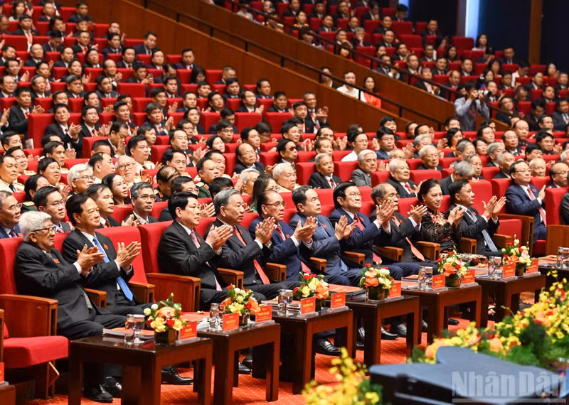 苏林总书记以及党、国家领导、前领导出席大会。