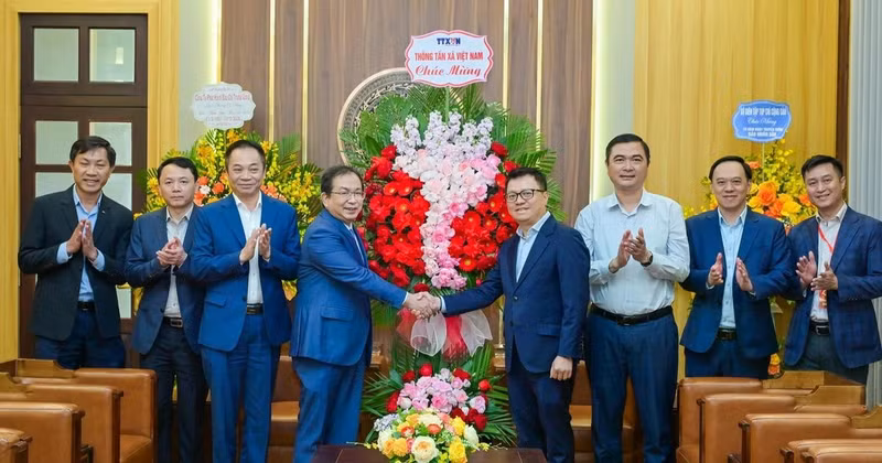 《越通社》和《共产杂志》代表团前来庆祝《人民报》社创刊75周年【组图】