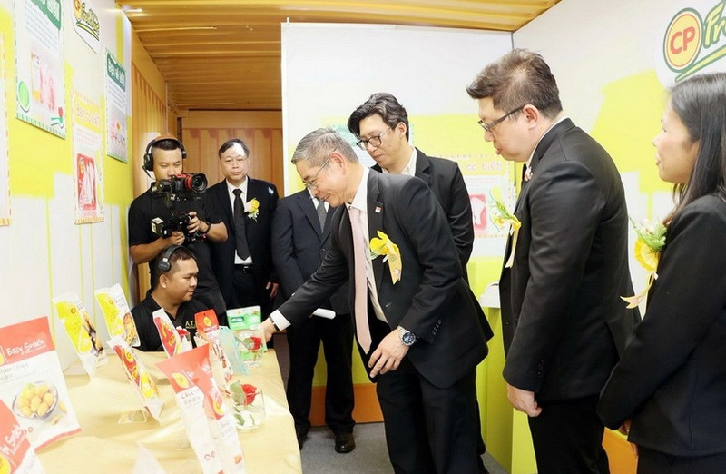 新加坡驻胡志明市总领事彭迪成参观C.P.（越南）股份公司展位展出的产品。（图片来源：《同奈报》）