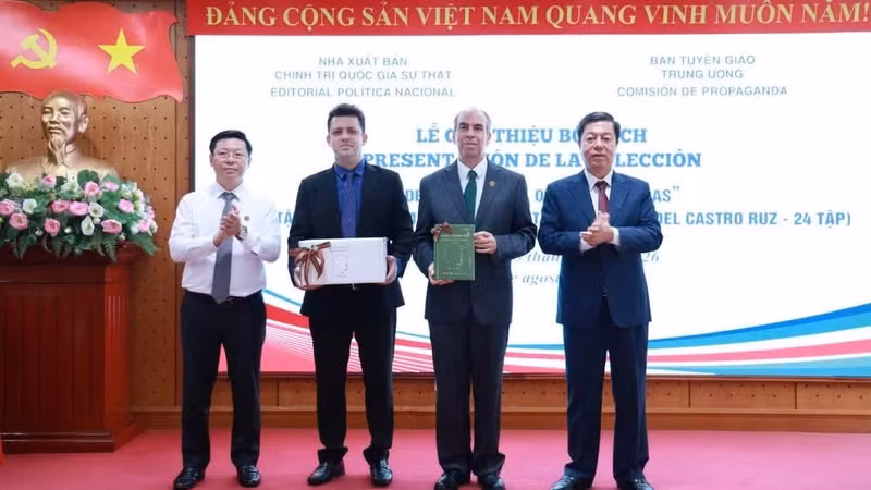 越南真理国家政治出版社与越共中央宣教部领导向古巴代表赠送《古巴革命总司令菲德尔·卡斯特罗·鲁斯文选》。