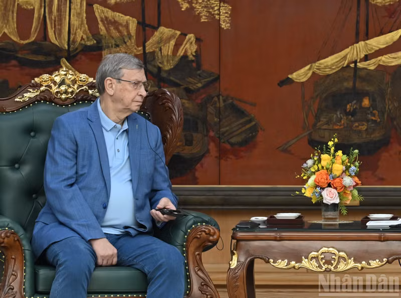 俄罗斯系统金融股份公司董事长弗拉基米尔·彼得罗维奇·叶夫图申科夫在会上发表讲话。