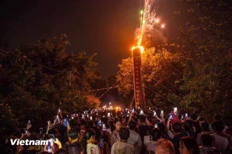 按照古老习俗，正月十四日上午，民众在锣鼓声中将圣驾从祥漂祠迎往吴山庙。夜幕降临后，完成取火、开火仪式，4支巨型“庭炬”被同时点燃，整个村庄夜空顿时被火光映红。