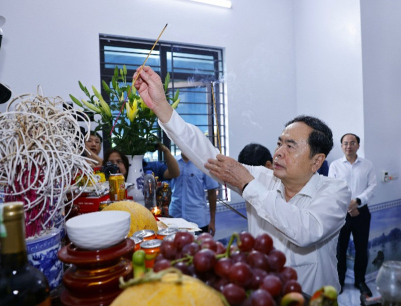 国会主席陈青敏上香缅怀越南英雄母亲谢氏陈的丈夫和子女。