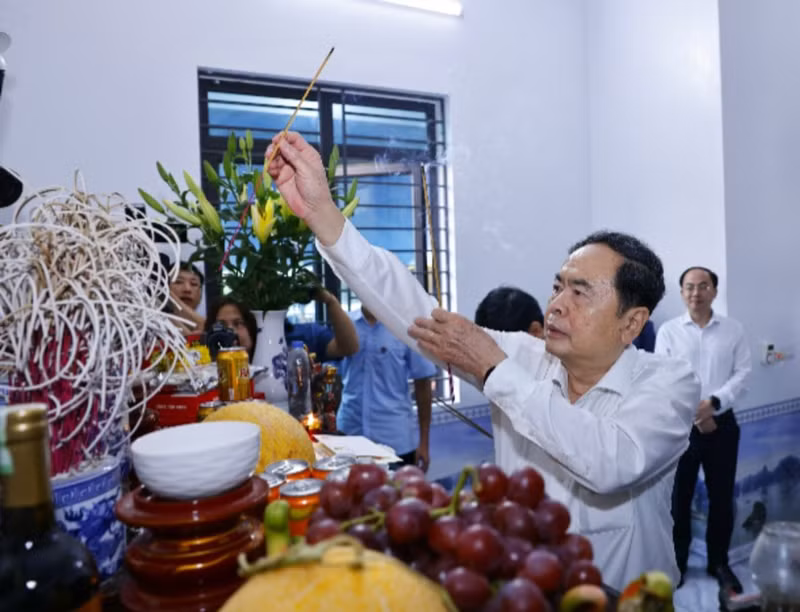 国会主席陈青敏上香缅怀越南英雄母亲谢氏陈的丈夫和子女。