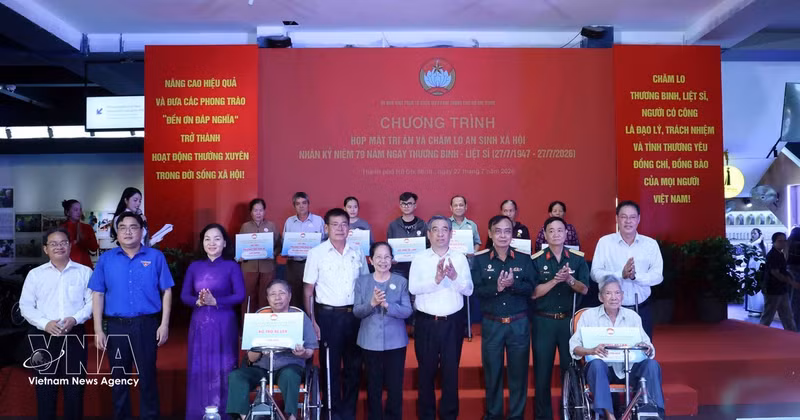 胡志明市委副书记、胡志明市越南祖国阵线委员会主席阮福禄（右四），向优抚家庭赠送慰问品。