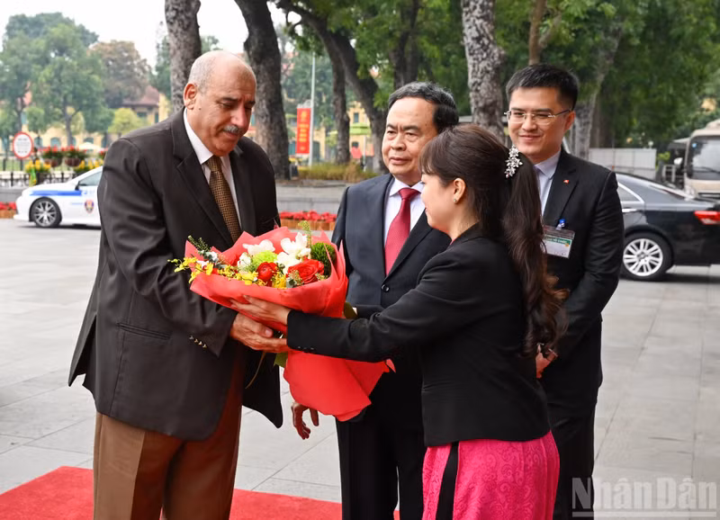 国会办公厅人员送花欢迎约旦众议院议长马赞·图尔基·埃尔·卡迪访越。