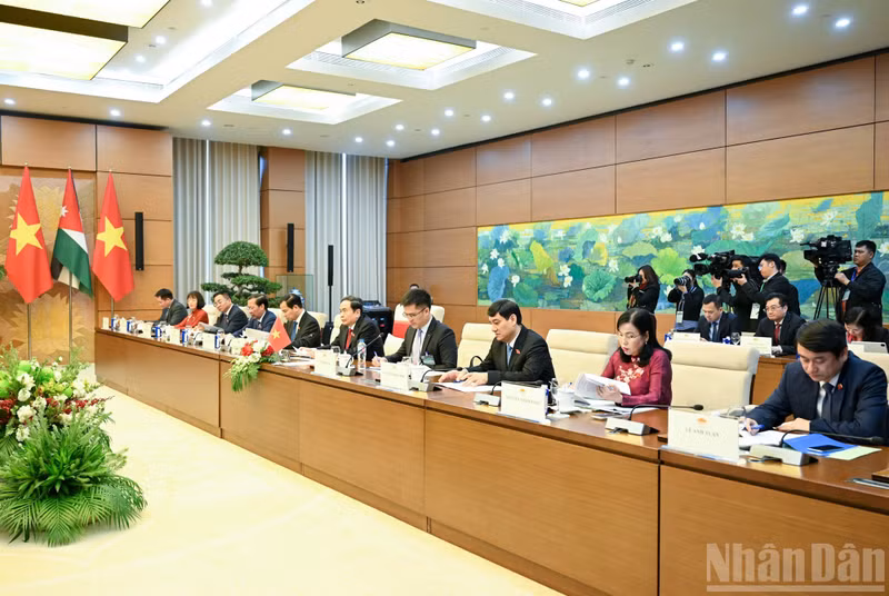 国会主席陈青敏以及越南国会代表出席会谈。