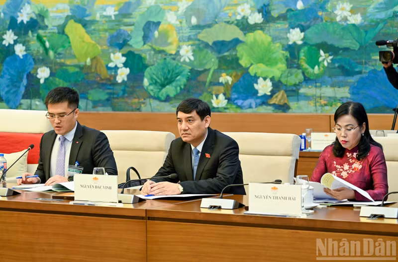 越南国会代表出席会谈。
