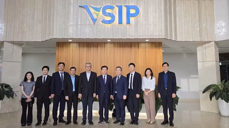 韩国中小企业振兴公团代表团造访越南—新加坡工业园区。