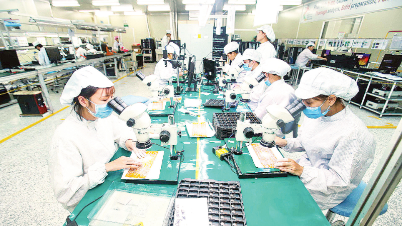兴安省4P有限公司工厂的电子电路板生产线。