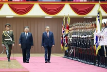 当地时间10月9日上午，朝鲜在平壤体育馆隆重举行仪式，欢迎越共中央总书记苏林率领越南高级代表团对朝鲜进行国事访问。（图片来源：越通社）