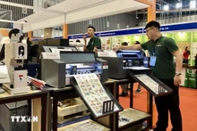 企业在展会上展示先进产品和技术解决方案。