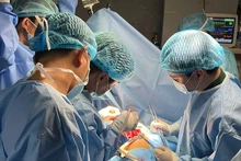 长沙群岛上首例开胸手术成功进行。（175号军医院供图）