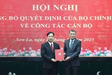 黎明兴同志向黄文严同志颁发任命决定书。