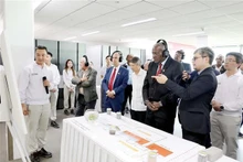 古巴全国人民政权代表大会主席探访兴安省升龙Ⅱ号工业区。