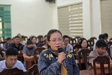 广宁省芒街二号坊的代表发表意见。(图片来源:越通社)