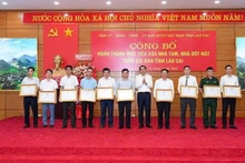 老街省委书记郑春长向在消除临时住房和危旧房方面取得突出成就的单位和地方授予奖状。