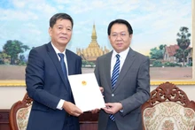 越南驻琅勃拉邦总领事武玉李（左）与老挝外交部副部长阿努帕布·翁诺克欧。