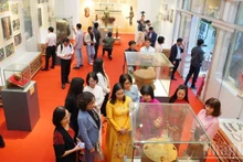 外国游客参观专题展。