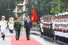 国防部长潘文江大将和斯洛伐克副总理兼国防部部长罗贝尔特·卡利尼亚克共同检阅越南人民军仪仗队。