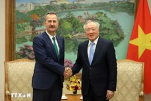 越南政府常务副总理阮和平会见土耳其国防工业局局长戈尔根。