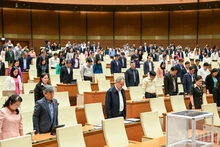 国会代表向风暴洪水灾害中遇难同胞默哀。