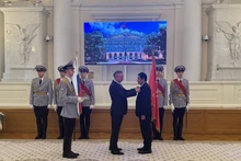 旅居俄罗斯越南人联合会副主席、“传统与友谊基金会”会长阮国雄是唯一荣获“为国际合作做出特殊贡献”荣誉徽章的外国人士。