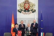 越共中央总书记苏林与保加利亚总理罗森·热利亚兹科夫见证越南富寿省与保加利亚佩尔尼克省签署友好合作备忘录。