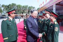 苏林总书记与各位代表。