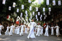 纪念河内解放65周年暨河内获联合国教科文组织授予“和平之城”称号20周年的系列文化活动。（图片来源：越通社）